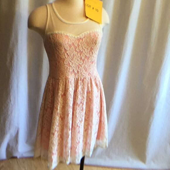 Pink dress with cream lace overlay in size large - Picture 2 of 8
